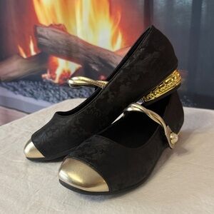 Chic Black and Gold Women's Flats